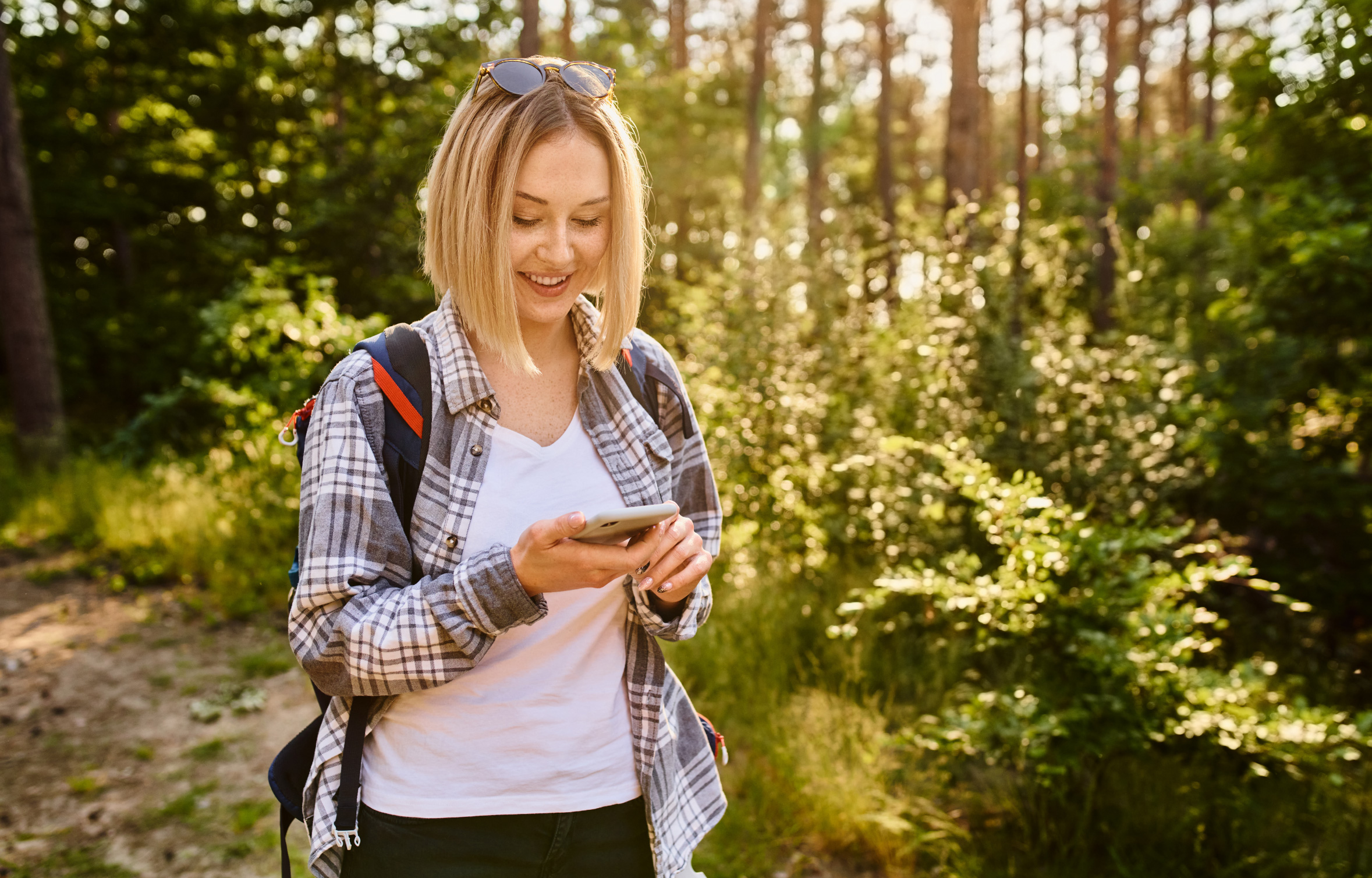 Ragazza bionda utilizza l'App Aboca Life
