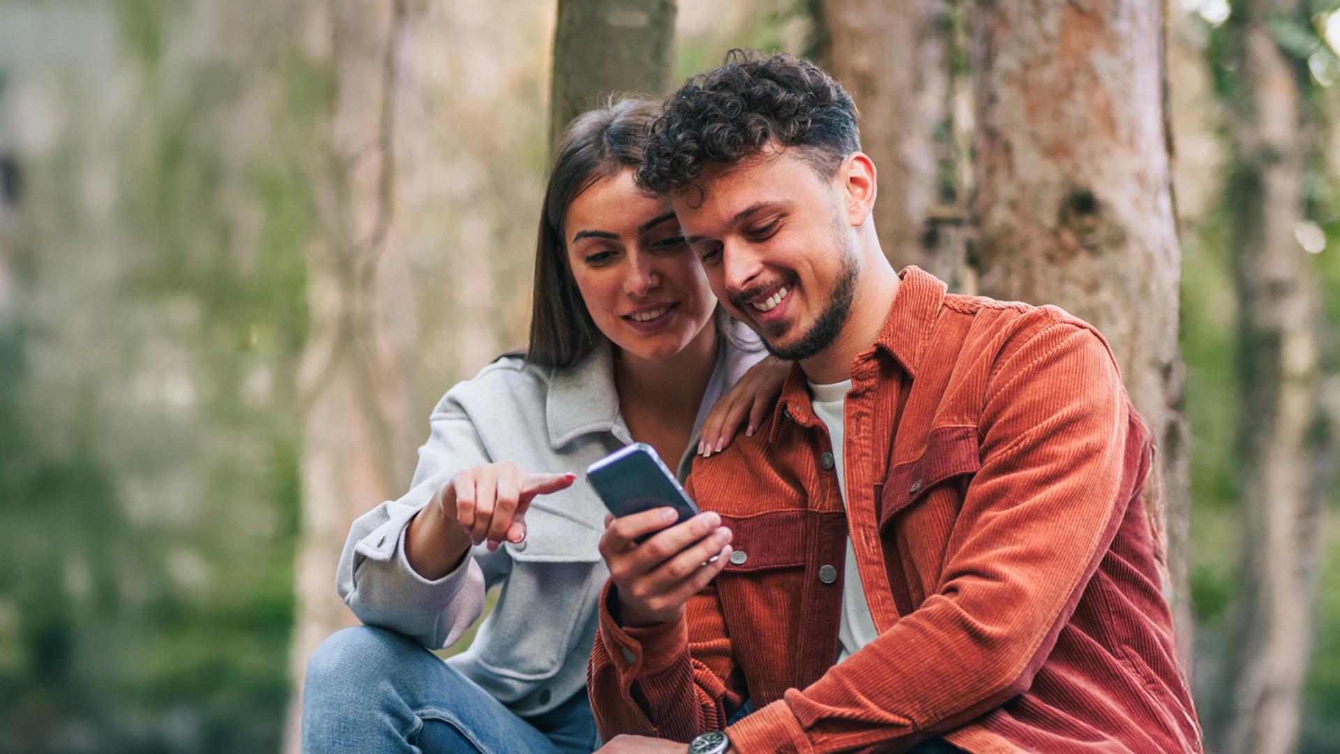Ragazza bionda utilizza l'App Aboca Life